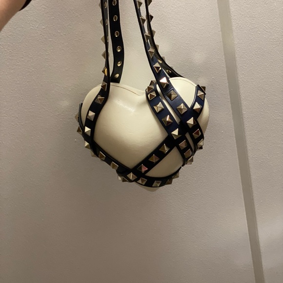 COPY - VALENTINO ROCKSTUD HEART SHAPED CLUTCH. - Picture 5 of 6